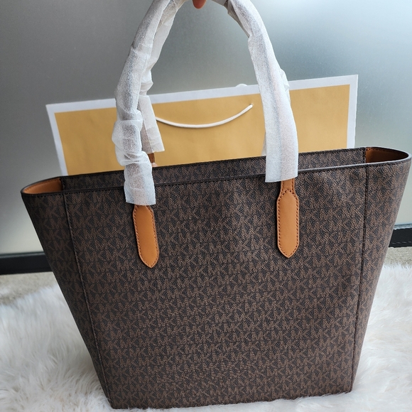 🎁👜 Michael kors bag XL original brand new with tag No Negotiable*** - Picture 6 of 8